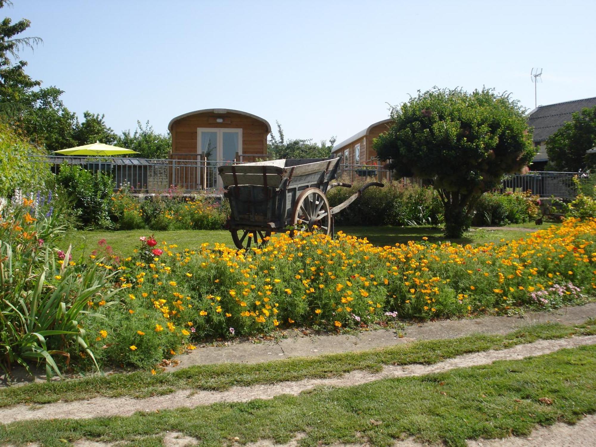 Les Roulottes De Cuzay Villa Roiffe Exterior photo